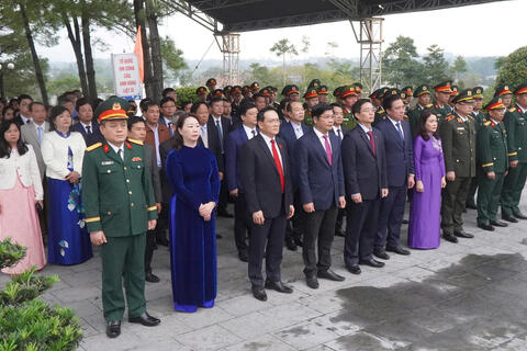 Lãnh đạo Thành phố Huế Dâng hoa, dâng hương viếng Nghĩa trang Liệt sĩ thành phố nhân kỷ niệm 96 năm ngày thành lập Đảng