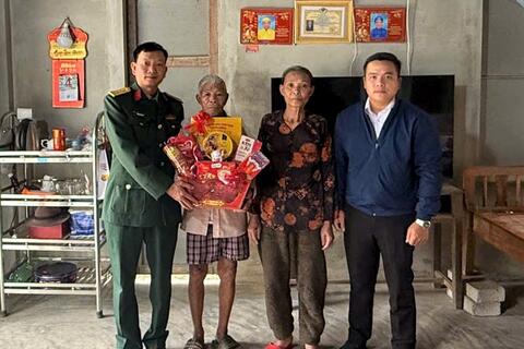 Ban CHQS xã Hưng Lộc thăm, tặng quà các gia đình chính sách và thanh niên chuẩn bị nhập ngũ năm 2026.