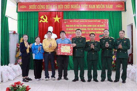 Bộ CHQS thành phố Huế trao quà hỗ trợ người nghèo tại phường Trường Vinh, tỉnh Nghệ An