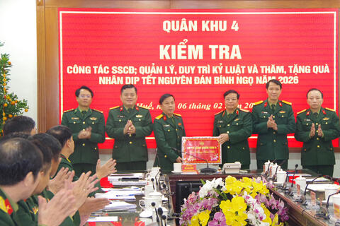 Bộ Tư lệnh Quân khu 4 kiểm tra sẵn sàng chiến đấu và thăm, chúc Tết các đơn vị trên thành phố Huế