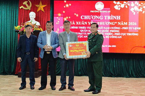 Trao tặng 50 suất quà Tết cho các hộ gia đình chính sách có hoàn cảnh khó khăn trên địa bàn phường Hương An.