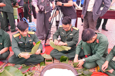 Cán bộ, chiến sĩ Tiểu đoàn Tăng Thiết giáp 3 tham gia chương trình Tết vì người nghèo Xuân Bính Ngọ 2026