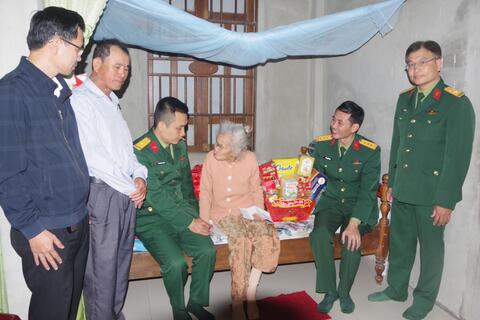 Ban Chỉ huy Phòng thủ khu vực 3 - Phú Lộc thăm tặng quà chúc tết các gia đình Bà mẹ Việt Nam anh hùng trên địa bàn