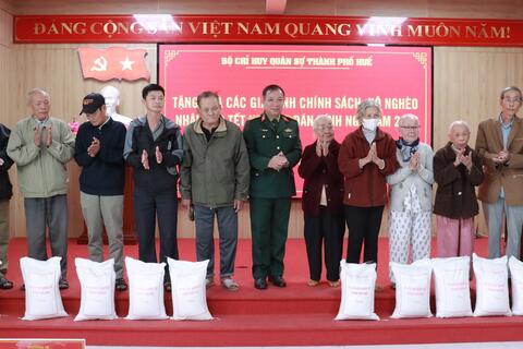 Bộ CHQS thành phố tặng quà gia đình chính sách, hộ nghèo nhân dịp tết nguyên đán Bính Ngọ