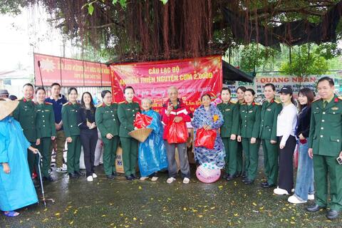 Hội phụ nữ Bộ CHQS thành phố phát tặng 200 suất quà tết cho các hộ nghèo và có hoàn cảnh khó khăn