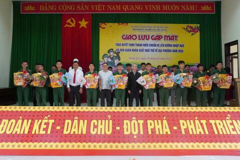 Hưng Lộc gặp mặt quân nhân xuất ngũ trở về địa phương và trao quyết định thanh niên chuẩn bị lên đường nhập ngũ.