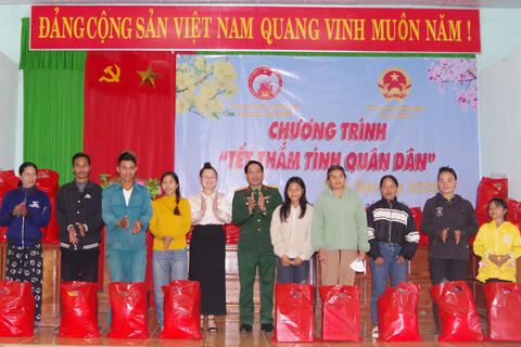 Bộ CHQS thành phố Huế tặng 50 suất quà Tết cho gia đình chính sách, người dân có hoàn cảnh khó khăn tại xã A Lưới 2