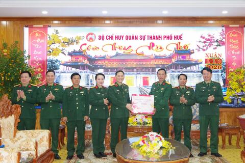 Thượng tướng Phạm Trường Sơn Kiểm tra công tác sẵn sàng chiến đấu và thăm, chúc tết, tặng quà tại Thành phố Huế