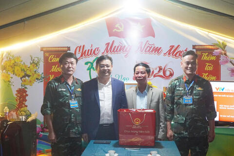 Phó Chủ tịch Thường trực UBND thành phố Huế Nguyễn Thanh Bình thăm, chúc Tết Tổ bắn pháo hoa Phong Điền