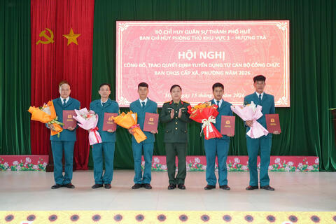 Đảng ủy Quân sự thành phố Huế công bố, trao quyết định tuyển dụng Sĩ quan, Quân nhân chuyên nghiệp