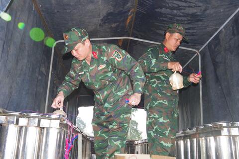 Cán bộ, chiến sĩ Bộ CHQS thành phố tích cực triển khai công tác chuẩn bị bắn pháo hoa đêm giao thừa