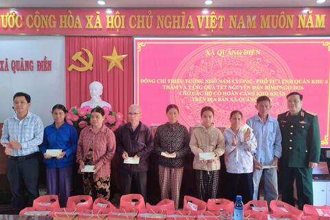 Thiếu tướng Ngô Nam Cường, Phó Tư lệnh Quân khu 4 thăm và tặng quà cho các hộ gia đình có hoàn cảnh khó khăn trên địa bàn xã Quảng Điền nhân dịp Tết nguyên đán Bính Ngọ 2026