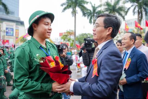 Thanh niên Cố đô Huế hăng hái lên đường bảo vệ Tổ quốc