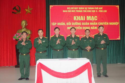 Ban Chỉ huy Phòng thủ khu vực 3 - Phú Lộc khai mạc tập huấn bồi dưỡng quân nhân chuyên nghiệp (QNCN) mới tuyển dụng năm 2026.