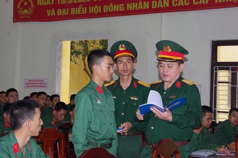 Bộ CHQS thành phố Huế kiểm tra, nắm tình hình tháng đầu ra quân huấn luyện