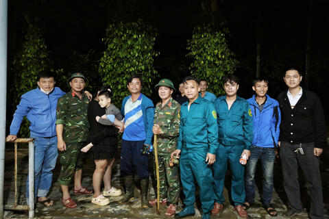 Thành phố Huế: Bộ đội, dân quân và các lực lượng xuyên đêm tìm cháu bé bị lạc vào rừng núi