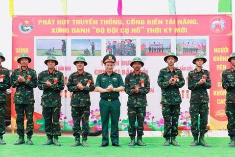 Trung đoàn 6 tổ chức kiểm tra bắn đạn thật bài 1 súng tiểu liên AK vào mục tiêu bia số 8