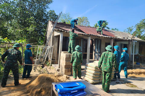Ban CHQS xã Chân Mây - Lăng Cô chung tay hỗ trợ hộ cận nghèo tháo dỡ, xây dựng Nhà mới
