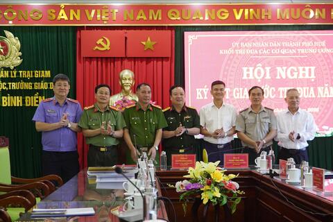Khối thi đua các cơ quan Trung ương 1 đứng chân trên địa bàn Thành phố Huế ký kết giao ước thi đua năm 2026