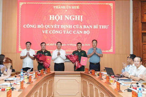 Thành uỷ Huế trao quyết định nhân sự cho đồng chí Chỉ huy trưởng và Chính uỷ Bộ CHQS thành phố Huế