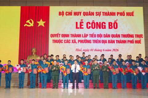 Bộ CHQS thành phố Huế công bố quyết định thành lập Tiểu đội dân quân thường trực thuộc các xã, phường trên địa bàn Thành phố