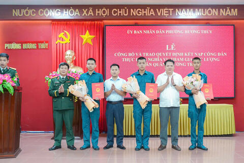 UBND Phường Hương Thủy công bố và trao quyết định kết nạp công dân thực hiện nghĩa vụ tham gia lực lượng Dân quân thường trực.