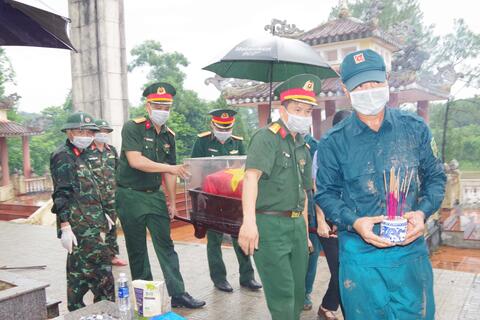 Ban chỉ đạo về tìm kiếm, quy tập và xác định danh tính hài cốt liệt sĩ Thành phố Huế tiến hành lấy mẫu sinh phẩm các nghĩa trang liệt sĩ trên địa bàn Phường Thuỷ Xuân