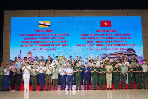 Đoàn Học viện quốc phòng Bru - nây thăm và làm việc tại Bộ CHQS thành phố Huế