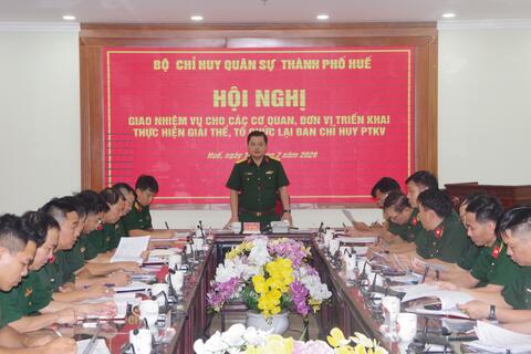 Bộ CHQS thành phố giao nhiệm vụ giải thể, tổ chức lại Ban Chỉ huy Phòng thủ khu vực và thành lập Trung đoàn Khung thường trực