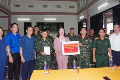 Phó Chủ tịch thường trực UBMTTQVN thành phố Nguyễn Thị Ái Vân thăm, động viên cán bộ, chiến sĩ Đội  quy tập 192