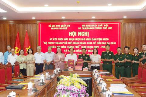 Bộ CHQS thành phố Huế đồng hành, chia sẻ nỗi đau với nạn nhân chất độc da cam/điôxin trên địa bàn thành phố