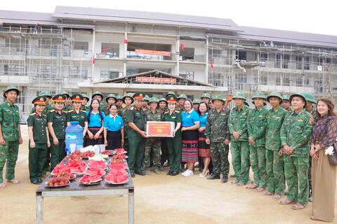 Hội phụ nữ Bộ CHQS thành phố Huế động viên cán bộ, chiến sĩ thực hiện chiến dịch 60 ngày đêm tại xã A Lưới 4