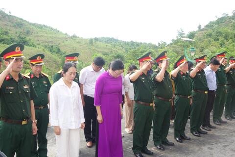 Đoàn công tác Quân khu 4 dâng hương, dâng hoa tri ân các anh hùng liệt sĩ tại Tiểu khu 67, phường Phong Điền.