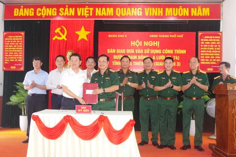Bàn giao bàn giao, đưa vào sử dụng đường Nam Đông - A Lưới giai đoạn 3.