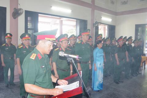 Bộ CHQS thành phố Cung tiến cặp lục bình tại Nghĩa trang Liệt sĩ thành phố