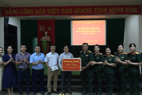 Bộ CHQS thành phố thăm, tặng quà người có công với cách mạng