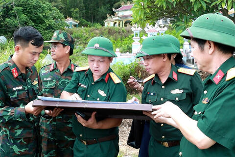 Bộ CHQS thành phố Huế khảo sát, nắm thông tin khu vực mộ liệt sĩ tại đèo Phước Tượng
