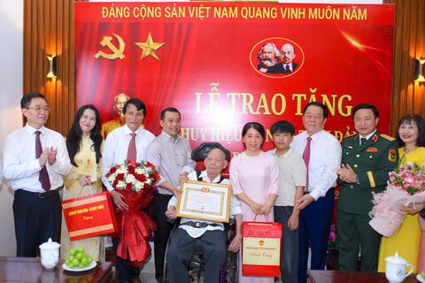 Đại tướng Nguyễn Trọng Nghĩa dự Lễ trao Huy hiệu 80 năm tuổi Đảng tặng các đảng viên lão thành trên địa bàn thành phố Huế