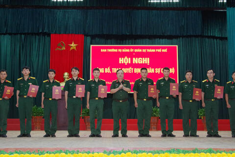 Ban thường vụ đảng uỷ quân sự thành phố công bố, trao quyết định nhân sự cán bộ năm 2026