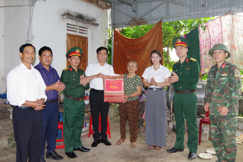 Thành phố Huế: Tặng quà cho các gia đình chính sách, hộ nghèo, có hoàn cảnh đặc biệt khó khăn tại xã Nam Đàn, tỉnh Nghệ An