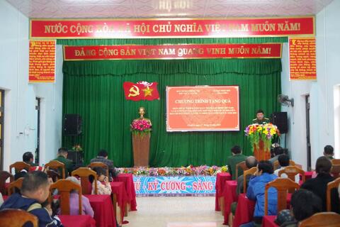 Ban Chỉ huy Phòng thủ Khu vực 2 - A Lưới phối hợp tổ chức Chương trình trao tặng quà nhân dịp kỷ niệm 81 năm Ngày thành lập Quân đội nhân dân Việt Nam và 36 năm Ngày hội Quốc phòng toàn dân.