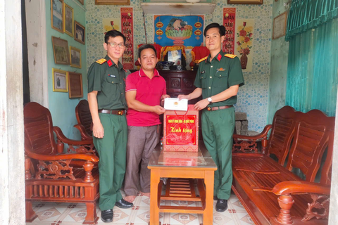 Ban CHPTKV 2 - A Lưới trao quà của Bộ Quốc phòng tặng gia đình quân nhân có hoàn cảnh đặc biệt khó khăn nhân dịp 80 năm Quốc khánh