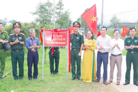 Ban CHPTKV 2 - A Lưới trao tặng công trình “Đường Cờ Tổ quốc” cho cấp ủy, chính quyền và nhân dân xã A Lưới 4