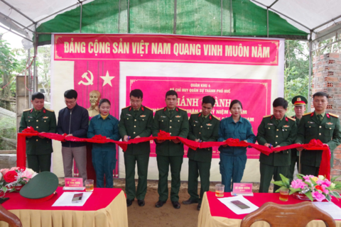 Ban Chỉ huy PTKV 2 - A Lưới bàn giao “Nhà đồng đội” cho Thiếu tá Trần Văn Linh