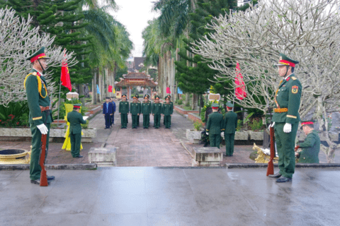 Ban Chỉ huy PTKV 2 - A Lưới dâng hương tưởng niệm các Anh hùng Liệt sĩ nhân kỷ niệm 81 năm Ngày thành lập Quân đội nhân dân Việt Nam