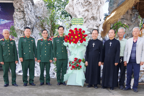 Ban Chỉ huy PTKV 2 - A Lưới, Bộ CHQS thành phố Huế thăm, chúc mừng Lễ giáng sinh tại Giáo xứ Sơn Thủy