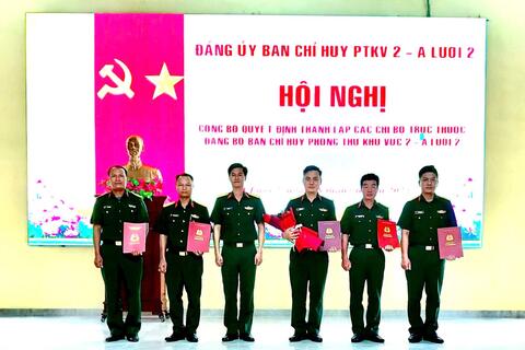 Công bố quyết định thành lập các Chi bộ trực thuộc Đảng bộ Ban Chỉ huy Phòng thủ Khu vực 2 - A Lưới 2 và trao quyết định nghỉ hưu