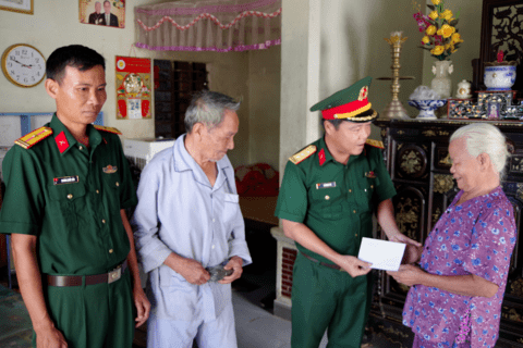 Thị xã Hương Thủy: Thăm, tặng quà các gia đình chính sách nhân kỷ niệm 76 năm Ngày Thương binh - Liệt sĩ