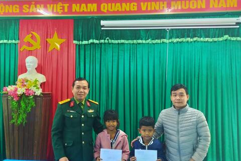 Ban CHQS huyện Nam Đông: thăm tặng quà Tết cho các cháu học sinh có hoàn cảnh đặc biệt khó khăn và đối tượng chính sách trên địa bàn huyện