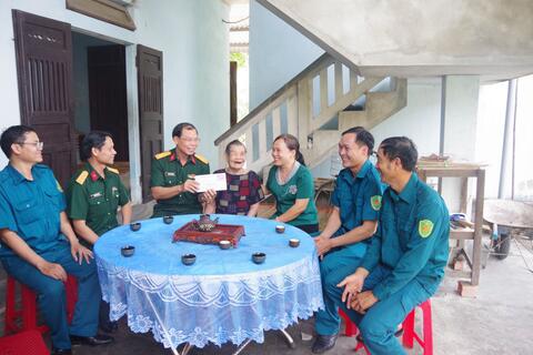 Trao quà của Quân ủy Trung ương - Bộ Quốc phòng cho các đối tượng trên địa bàn huyện Phú Lộc